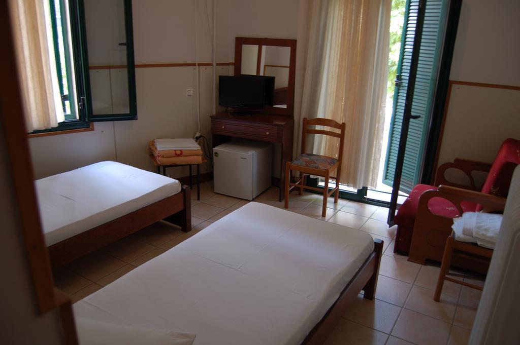 Diethnes Larissa Luaran gambar